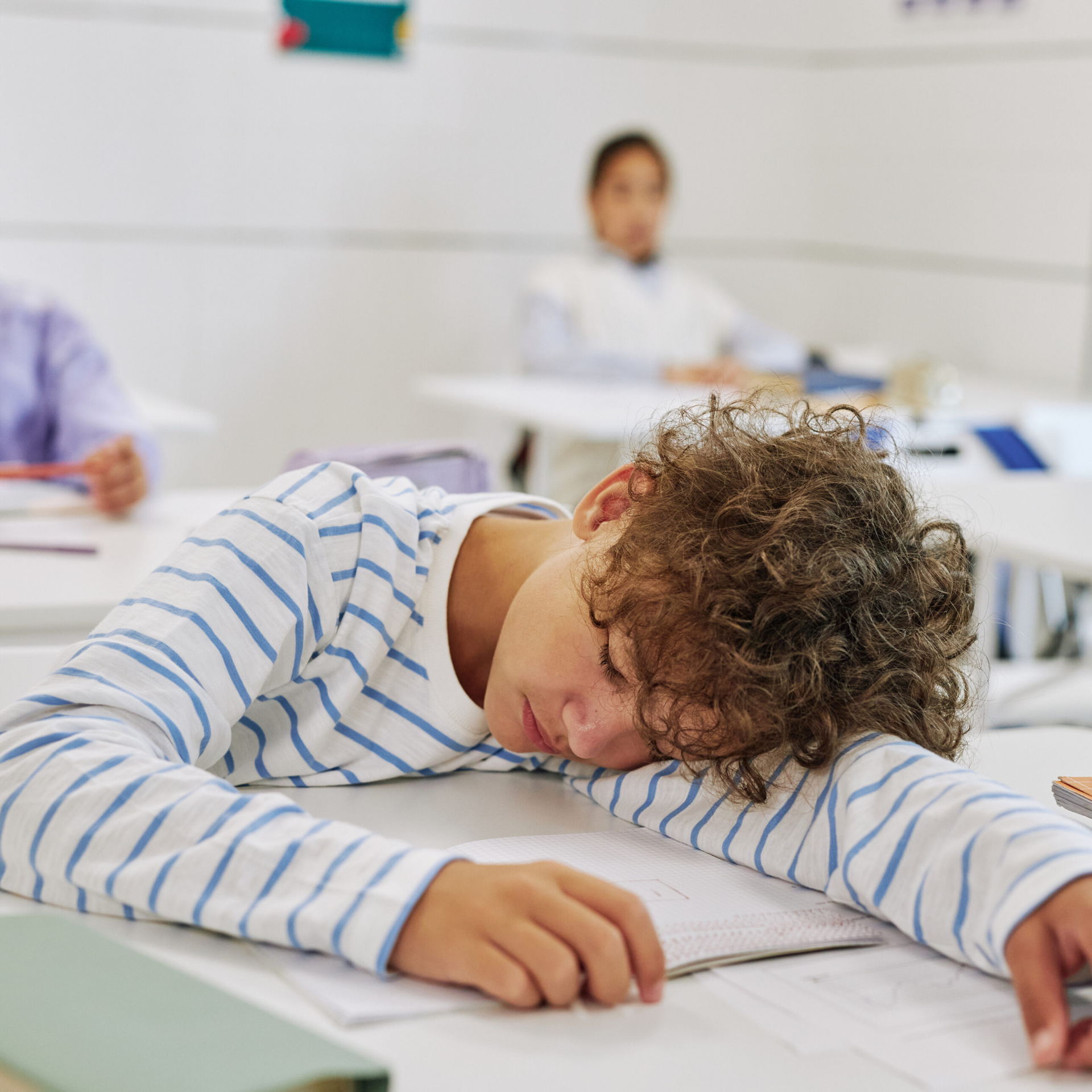 Enfant dort pupitre carré